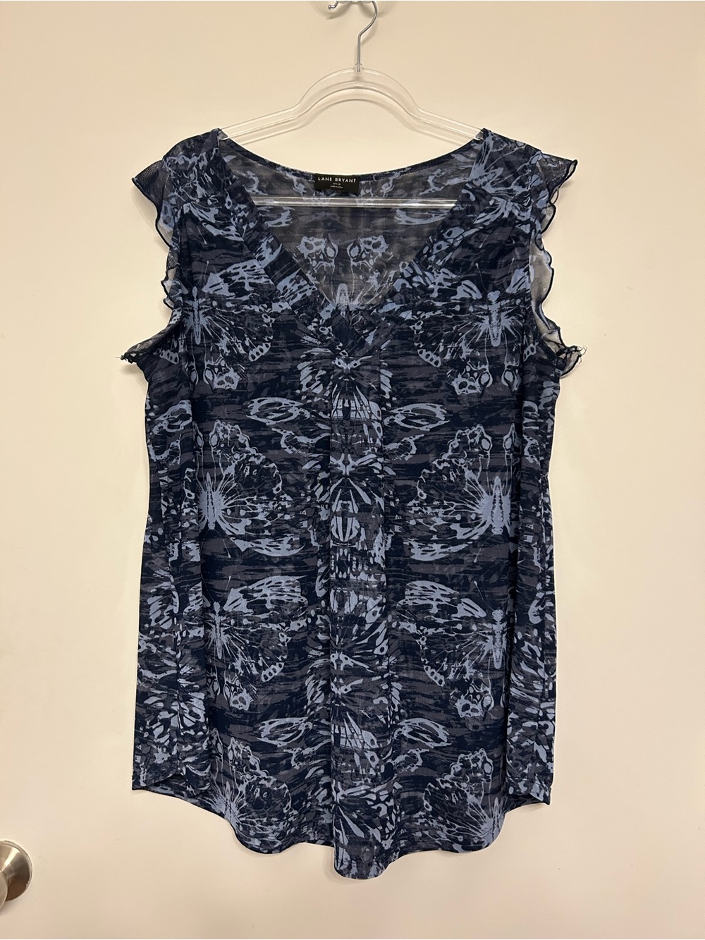 Lane Bryant Navy and Light Blue Butterfly-Print Sleeveless V-Neck Top Size 14/16 - Picture 4 of 8
